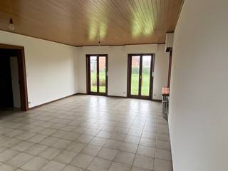 Deze ruime woning staat te huur in Olsene. De woning is perfect voor wie op zoek is naar een gezellige en rustige plek om te wonen. Met drie slaapkamers, een ruime woonkamer en een mooie tuin is deze woning ideaal voor een gezin of koppel.<br /><br />De woning is gelegen in een rustige buurt en vormt de perfecte plek om te genieten van het dorpsleven, terwijl alle nodige voorzieningen binnen handbereik blijven.<br /><br />De woning is goed onderhouden en instapklaar. De ruime woonkamer biedt voldoende plaats voor gezellige avonden met familie en vrienden, en de keuken is voorzien van alle nodige toestellen. De drie slaapkamers zijn ruim en lichtrijk en bieden voldoende privacy voor iedereen in het gezin.<br /><br />De badkamer beschikt over een ruime inloopdouche.<br /><br />De tuin is een oase van rust en groen, perfect om te genieten van zonnige dagen en gezellige barbecues. Dankzij de garage met automatische poort en extra bergruimte is er bovendien voldoende plaats voor het opbergen van fietsen, tuinmeubelen en andere spullen.<br /><br />Neem gerust contact op voor meer informatie of een bezichtiging.<br /><br />- Beschikbaar: 01/08/2026<br />- EPC: 351 kWh/m² jaar<br /><br />Voorzieningen<br />- Verwarming op stookolieketel