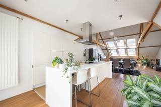 Dit stijlvolle duplexappartement charmeert meteen. Dankzij de hoge plafonds, de grote ramen en de authentieke plankenvloer heeft het karakter en...