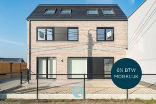 <p>Welkom in Residentie Due, een charmante, kleinschalige nieuwbouwresidentie te Wippelgem. </p><p>Wij bieden het laatste beschikbare appartement op het 1e verdiep aan. Hier ervaart u een instant zengevoel dankzij een royaal Zuidwest gericht terras (40m²) met uniek uitzicht op de akkers en de weilanden.</p><p> </p><p>Het appartement zelf is 135m² groot en specifiek ontworpen met extra aandacht voor maximaal wooncomfort in combinatie met energiezuinig wonen. Voorzien dus van de modernste technieken: warmtepomp, vloerverwarming, ventilatiesysteem C+, zonnepanelen en superisolerende beglazing.</p><p> </p><p>Indeling van het appartement: inkomhal, lichtrijke leefruimte, volledig uitgeruste keuken met groot eiland, gastentoilet, douchekamer, 2de badkamer met vrijstaand bad, ruime berging en drie volwaardige slaapkamers. Het royale terras paalt aan de leefruimte/keuken en is een unieke troef!</p><p>Op het terrein is er mogelijkheid tot aankoop van een garage (met geautomatiseerde sectionaalpoort) en staanplaats.</p><p> </p><p>Dit appartement biedt alle ruimte en luxe van een woning met bovendien het comfort van een appartement.</p><p>Zeer interessant is de mogelijk tot aankoop aan 6% btw tarief! (onder voorwaarden)</p><p><br /><strong>EXTRA VOORDEEL : budget van € 3.630 (incl. BTW) schilderwerken inbegrepen in de verkoopprijs!! (geldig bij aankoop voor 30/09/2026)</strong></p><p> </p><p>Bezoek ter plaatse onthult u het volledige potentieel van dit unieke appartement! </p><p>Steeds mogelijk op afspraak: contacteer hiervoor Steffi telefonisch op 0498/50.50.94 of per mail steffi@vastgoeddevos.be </p>