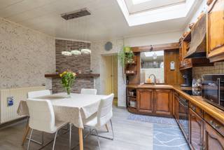 <p>Wie zoekt naar een woning met ruimte, flexibiliteit en tal van mogelijkheden? Dan is deze unieke eigendom in Wondelgem zeker een bezoek waard.<br /><br />Met maar liefst 5 slaapkamers en 2 badkamers is dit de ideale thuis voor grote gezinnen, samengestelde gezinnen of gezinnen met een zorgouder of inwonende (jong)volwassen kinderen.<br /><br />Een absolute troef is de enorme garage en opslagruimte, perfect voor wie nood heeft aan extra bergruimte, een hobbyruimte zoekt of een bijberoep wenst uit te oefenen.<br /><br />De veelzijdige indeling biedt tal van mogelijkheden om wonen en werken te combineren!<br />Buiten geniet u van een aangenaam zuidgericht terras, waar u de hele dag door kunt genieten van de zon in alle rust. De woning werd bovendien vernieuwd door de jaren heen, hedendaags comfort terwijl u nog steeds de mogelijkheid heeft om de woning verder naar eigen smaak en wensen in te richten.<br /><br />Troeven op een rij:<br />Uitzonderlijk groot woonvolume<br />5 ruime slaapkamers<br />2 badkamers, mogelijkheid voor 3 badkamers.<br />Ideaal voor grote gezinnen, kangoeroewonen of inwonende familieleden<br />Zeer ruime garage en opslagmogelijkheden<br />Zuidgericht zonneterras<br /><br />Een unieke opportuniteit! Contacteer Nele vandaag nog voor meer informatie of een bezoek ter plaatse via 0470 79 66 20 of nele@cornelis-goeman.be<br /><br />De opgegeven informatie en oppervlaktes zijn informatief en niet bindend.</p>