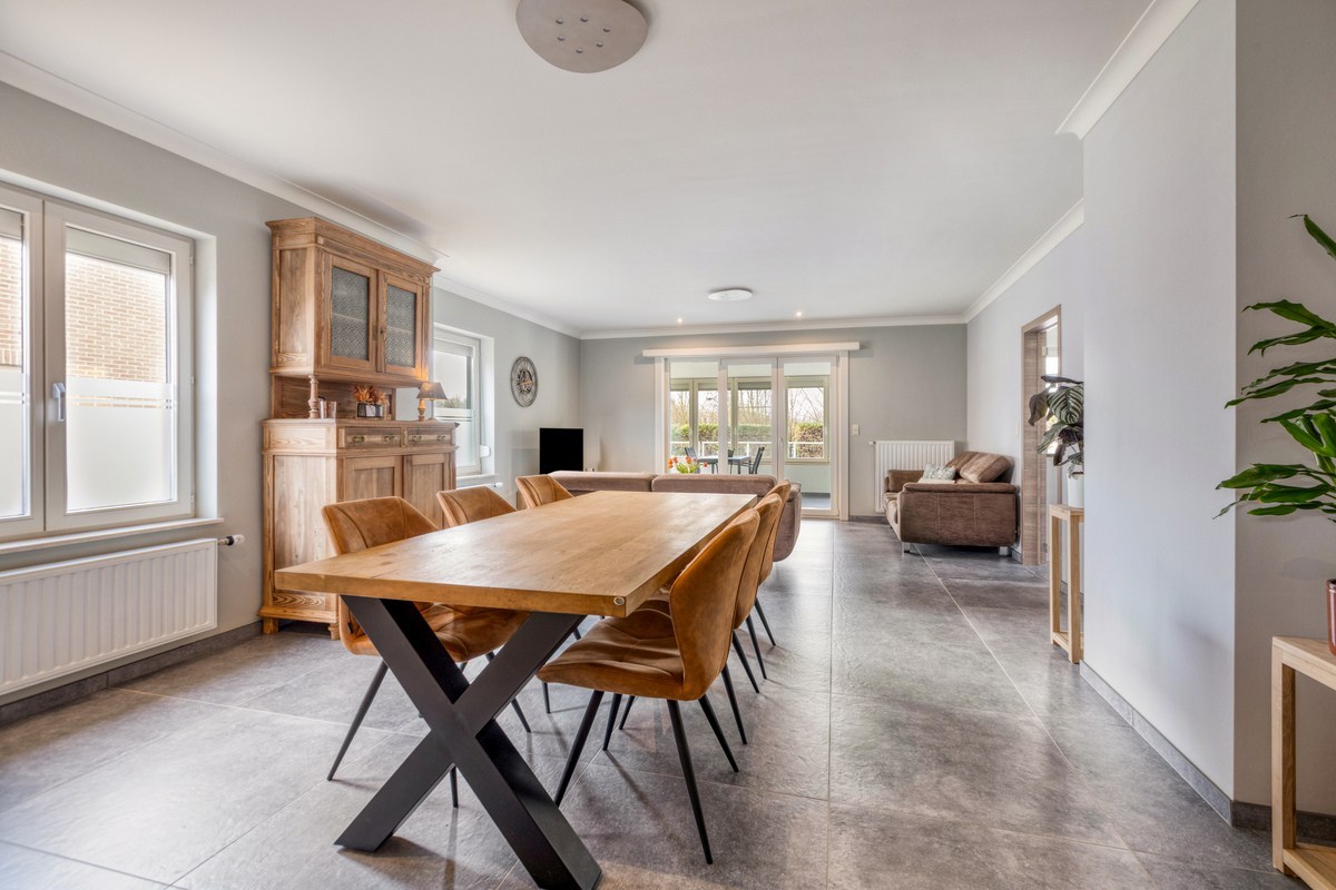 Instapklare villa met 3 slaapkamers, grote bureelkamer en garages - foto 4