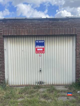 WILRIJK | CENTRAAL GELEGEN GARAGEBOX MET MANUELE KANTELPOORT GELEGEN IN DE REGIO 'OOSTERVELDWIJK' |Ruime, droge & bovengrondse garagebox | D 5.89m x...