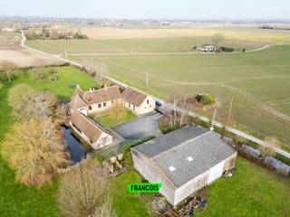 Op slechts een steenworp van de Belgische grens, in het pittoreske Hondschoote, vinden we deze uitzonderlijke hoevewoning terug. Gelegen in Chemin...