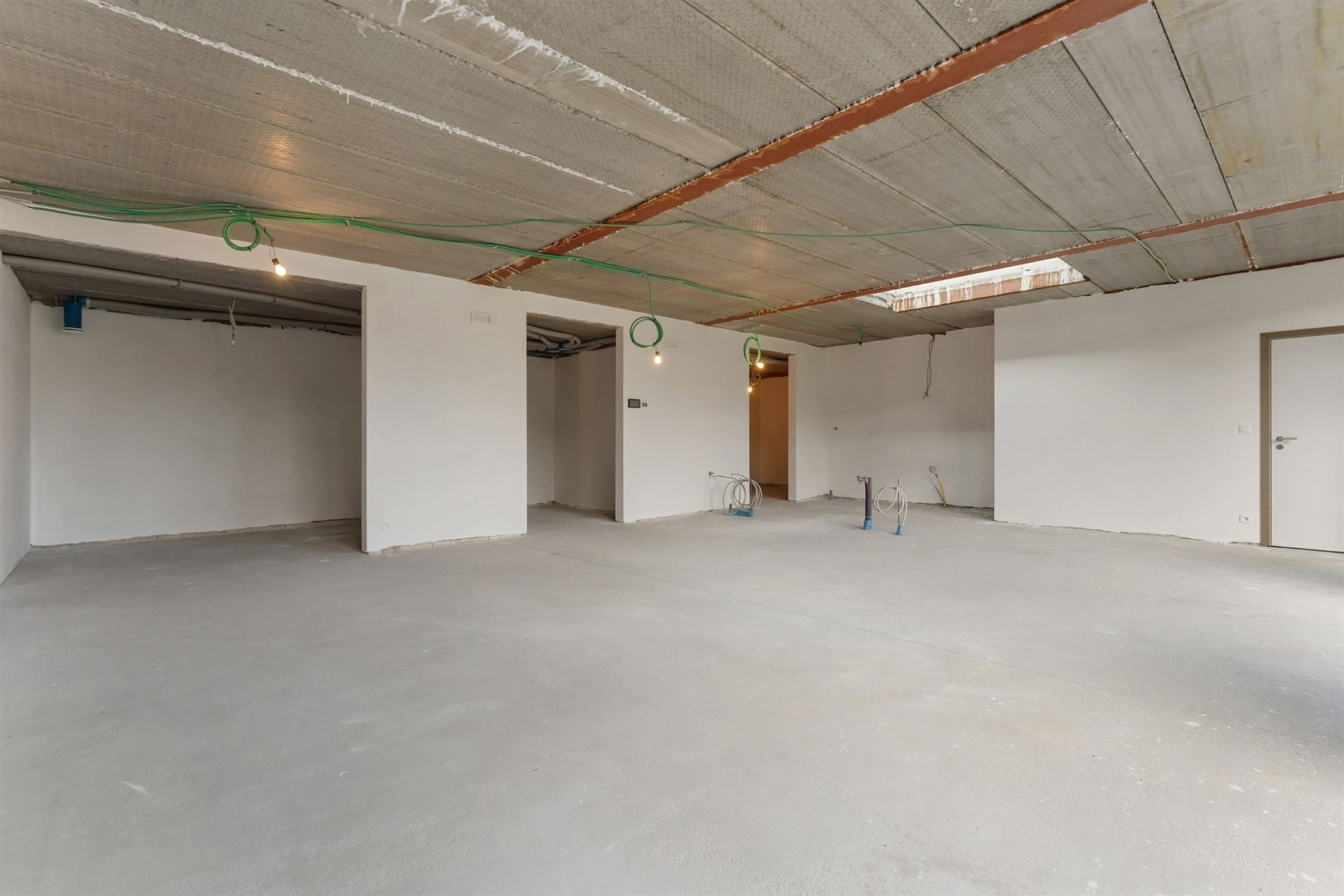 AF TE WERKEN RUIME WONING (222M²) MET 2 SLAAPKAMERS EN TUIN MET TUINKAMER OP 6A 81CA TE PAAL - foto 4