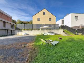 Wonen met ruimte én een eigen tuin? Aan de Sint-Jobstraat 34 in Bolderberg, Heusden-Zolder, vindt u dit ruime appartement met afzonderlijke inkom. Hier geniet u van een aangename woonomgeving met lokale winkels en horeca, gecombineerd met het groene en recreatieve karakter van Bolderberg. De ruime parkeermogelijkheden vormen een extra troef voor bewoners en bezoekers.<br /><br />Voor ontspanning hoeft u het niet ver te zoeken. Domein Bovy en het omliggende vijverlandschap van De Wijers nodigen uit tot wandelen, fietsen en genieten van de natuur. Ook Circuit Zolder en de moderne wielerpiste van de Velodroom maken deel uit van deze veelzijdige omgeving. Met de ontwikkeling van Domein Bovy als toegangspoort tot De Wijers en de uitgebouwde sportinfrastructuur biedt Bolderberg een aantrekkelijke combinatie van natuur, sport en recreatie.<br /><br />Het appartement heeft een oppervlakte van 113 m² volgens het EPC en beschikt over een energiezuinig B-label. De leefruimte biedt plaats aan een gezellige zithoek en een eethoek en sluit aan op de open keuken. Zo ontstaat een aangename ruimte waar koken, tafelen en ontspannen samenkomen.<br /><br />Via de nachthal bereikt u twee slaapkamers, een praktische berging en een badkamer met ligbad, douche en dubbele wastafel. Daarnaast is er een afzonderlijk toilet. De eigen tuin vormt een fijne aanvulling op de woonruimte: een plek om rustig te ontbijten, buiten te tafelen of te ontspannen na een werkdag.<br /><br />De vermelde vraagprijs heeft uitsluitend betrekking op het appartement. Het onderliggende handelsgedeelte is niet inbegrepen in deze prijs.<br /><br />Ziet u zichzelf hier al wonen? Maak een afspraak voor een bezoek en ontdek dit ruime appartement in Bolderberg.