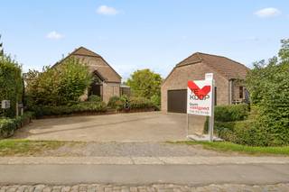 <p><strong>Ontdek deze ruime vrijstaande villa met veel lichtinval, gelegen in een rustige doodlopende straat in een landelijke omgeving.<br /><br /></strong></p>
<p>De woning is omgeven door rust en groen, omwille van het landelijke karakter en de doodlopende straat. Bovendien is de woning omringd door een prachtige tuin met beplanting en bomen, een echte oase. Dankzij de open zichten op de omgeving als ook het ruime terras, is het genot van de omgeving een dagelijkse beleving. De oriëntatie van de woning werd zorgvuldig ingepland om zowel maximaal te genieten van de omgeving als ook te beschikken over een enorm gevoel van privacy.<br /><br /></p>
<p>In totaal beschik je hier maar liefst over staanplaatsen voor 5 wagens. Zowel 2 plaatsen voorzien in de ruime inpandige garage (die tevens beschikt over extra ruimte met een tussenverdieping), als ook 3 staanplaatsen op de oprit. Dit zorgt ervoor dat uiteenlopende zelfstandige beroepen of praktijkruimtes kunnen ingevuld worden. Achteraan de woning is voldoende ruimte voor een thuiskantoor waar klanten ontvangen kunnen worden. Tot slot, is omwille van de ruime zolder en het bijgebouw ook nog bijzonder veel plaats beschikbaar als opbergruimte.<br /><br /></p>
<p>De woning beschikt over hedendaags technisch en ecologisch comfort zoals onder andere grondige isolatie, zonnepanelen (18 stuks), een laadpaal en warmtepompen. Bovendien is in het hart van het huis een speksteenkachel aanwezig. Op deze manier kan de warmteverdeling alsook de sfeer en gezelligheid doorheen het jaar zowel praktisch als ecologisch afgestemd worden.<br /><br /></p>
<p>De woning heeft een zeer gunstig PEB label A.<br /><br /></p>
<p>Interesse in deze "future proof" en kwalitatieve woning? Neem spoedig contact op voor een bezichtiging.</p>