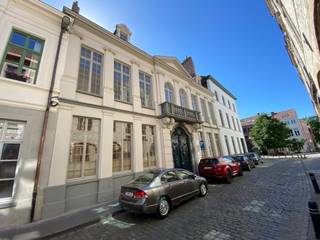 Te huur te GENT, Gewad : prachtig kantoorruimte. <br />Bestaande uit : <br />-op het gelijkvloers : twee grote bureelruimtes, toiletten, wasplaats.<br />-op 1e verdieping : twee ruime bureelruimtes, waarvan 1 met kitchenette en badkamer. <br />Aanwezigheid van aansluiting met super fiberkabel met 12 lijnen. <br />Huurprijs : 2.500 €/m + alg. kost : 100€/m.<br />EPC : 436 kWh/m2 (code 0002113477)