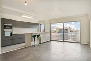 Recent gerenoveerd appartement (2021) met all voorzieningen op wandelafstand.Wij nemen u even mee: u komt binnen in de ruime inkomhal met...