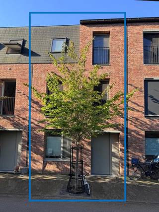 Licht, comfort en ultra-energiezuinig: Jouw droomwoning in hartje Leuven<br /><br />Zoek je de perfecte balans tussen de bruisende stadsdynamiek en een rustige, warme thuisbasis voor je gezin? Deze prachtig afgewerkte en instapklare rijwoning in het absolute centrum van Leuven biedt al het moderne comfort dat je je kunt wensen, gelegen in een gezellige, rustige straat (woonerf), met winkels, parkjes en speeltuintjes nabij. De woning is volledig klaar voor de toekomst dankzij de aanwezigheid van een geothermische warmtepomp, vloerverwarming, zonnepanelen én airconditioning (EPC A+). Hierdoor geniet je het hele jaar door van een perfect binnenklimaat en een lage energiefactuur.<br /><br />Bij het binnenkomen via de inkomhal tref je een comfortabel, ruim toilet. De open keuken (volledig uitgerust + met berg- en wasruimte en technische ruimte) loopt naadloos over in de prachtig verlichte leefruimte. Dankzij de grote raampartijen geniet je hier van een fijn binnen-buitengevoel en stap je zo de zuid-gerichte stadstuin in, die tevens is uitgerust met een handig tuinhuis voor extra opslag.<br /><br />Op de eerste verdieping bevinden zich drie volwaardige, lichte slaapkamers, waarvan de grootste kamer beschikt over een balkon. Daarnaast vind je hier een moderne badkamer uitgerust met een ruime inloopdouche. Op de tweede verdieping is een grote multifunctionele ruimte, ingericht als vierde slaapkamer met een eigen bad. Deze verdieping biedt ook nog eens meerdere slimme bergruimtes. De ruimte perfect kan dienen als luxueuze master suite, thuiskantoor of er kan nog een extra kamer gerealiseerd worden.<br /><br />Deze unieke woning is beschikbaar vanaf december. Wil je dit pareltje in het centrum van Leuven zelf komen ontdekken? Kom dan zeker naar de kijkdag op zaterdag 11 juli 2026. De bezoeken vinden uitsluitend plaats op afspraak. Neem bij interesse contact op via mail (dello.simon@gmail.com) om jouw persoonlijke rondleiding te reserveren.