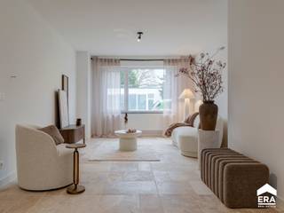 <p>Deze recent gerenoveerde gezinswoning heeft mooie en lichtrijke ruimtes. In 2025 is de volledige woning gerenoveerd en voorzien van alle gemakken. </p>
<p>Uiterst gunstig gelegen in het centrum van Hamont met een vlotte verbinding naar o.a. omliggende gemeentes, winkels en scholen. De Nederlandse grens is op enkele honderden meters te vinden.<br /><br />Aan de achterkant is er een gezellige stadstuin en terras te vinden. De eigenaar gaat deze tuin nog verder aanleggen.<br /><br /><u><strong>Enkele troeven:</strong></u></p>
<ul><li>2 ruime slaapkamers</li><li>Dicht bij Nederlandse grens</li><li>Geen renovatieverplichting: label B</li><li>Elektrische installatie conform AREI</li><li>Asbestveilig</li></ul>
<p><strong><u>Indeling:</u> </strong> </p>
<ul><li><strong>Gelijkvloers</strong>: inkomhal, woonkamer, eetkamer, keuken, toilet, gezellige stadstuin, kelder</li><li><strong>Verdieping:</strong> nachthal, slaapkamer 1, slaapkamer 2, badkamer</li></ul>