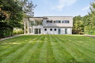 In de prestigieuze en beschermde Kasteeldreef ligt deze moderne villa van 450 m² bewoonbare oppervlakte op een royaal perceel van 1.735 m²...