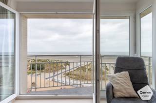 Dit aangename appartement bevindt zich op de vierde verdieping van de residentie Marjolaine, op de <strong>Zeedijk van Nieuwpoort-Bad.</strong><br />Dankzij de uitstekende ligging geniet u hier volop van het <strong>unieke kustgevoel,</strong> met het <strong>strand, de zee en tal van winkels en horecazaken</strong> op wandelafstand.<br /><br /><strong>De indeling is als volgt:</strong>
<ul>
	<li>Inkomhal;</li>
	<li>Lichtrijke leefruimte met frontaal zeezicht;</li>
	<li>Ingerichte keuken;</li>
	<li>Twee volwaardige slaapkamers;</li>
	<li>Badkamer met lavabo en douche;</li>
	<li>Apart toilet;</li>
	<li>Privatieve kelderberging;</li>
</ul>
<strong>Extra troeven:</strong>

<ul>
	<li>De elektrische keuring is conform de geldende wetgeving.</li>
	<li>Prachtig, frontaal zeezicht;</li>
	<li>volledig instapklaar;</li>
</ul>
<br />Benieuwd? Aarzel niet om ons te contacteren voor een plaatsbezoek.