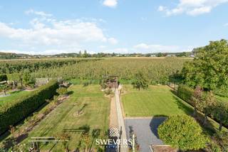 Voor meer info en foto’s, surf naar www.swevers.be – Vrijstaand wonen op een ruim perceel, met alle belangrijke leefruimtes comfortabel op één niveau. Deze open bebouwing aan de Raasbeekstraat 30 in Nieuwerkerken werd gebouwd in 1972 en biedt 120 m² bewoonbare oppervlakte op een verzorgd perceel van 1.175 m².<br />Via de inkomhal bereik je de ruime woonkamer van 32,80 m² en de centraal gelegen keuken van 12,29 m², die rechtstreeks aansluit op het terras en de tuin. Verder beschikt de woning over een badkamer, apart toilet en drie volwaardige slaapkamers van 14 m², 12,25 m² en 10,50 m². Dankzij de volledig gelijkvloerse indeling geniet je hier van praktisch dagelijks wooncomfort. Onder de volledige woning bevindt zich een kelder van circa 100 m², ideaal voor opslag en praktische toepassingen. Daarnaast zijn er een inpandige garage en een zolder aanwezig.<br />Het ruime, oostelijk georiënteerde perceel zorgt samen met de open bebouwing en het vrije uitzicht voor een aangename woonomgeving met veel ruimte rondom het huis. De woning is op te frissen, maar werd goed onderhouden en beschikt over een stabiele constructie. De elektriciteit werd één jaar geleden vernieuwd en ook de mazoutketel werd recent vervangen. Je woont hier rustig, terwijl openbaar vervoer, restaurants, scholen en winkels vlot bereikbaar zijn. Een interessante woning voor wie ruimte, een gelijkvloerse indeling en mogelijkheden tot modernisering zoekt. Voor meer informatie, bel 011 255 155. Bron bewoonbare oppervlakte: EPC – verslag. Dit pand is onderworpen aan de renovatieverplichting van de Vlaamse overheid voor residentiële gebouwen (behoudens bij sloop binnen 5 jaar na de aankoop). Consulteer voor meer informatie de website van het Vlaams Energie- en Klimaatagentschap via https://www.vlaanderen.be/een-huis-of-appartement-kopen/renovatieverplichting-voor-residentiele-gebouwen.