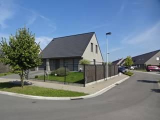 <strong>Moderne villa op 459m² in zeer kalme wijk</strong><br /><br />gelijkvloers:<br />inkomhal, apart toilet met lavabo, ruime en lichtrijke living, open keuken(dovy) met werkblad in graniet, garage met waskamer<br /><br />eerste verdiep:<br />3 kamers, dressing en badkamer<br /><br />geisoleerde zolder<br /><br /><strong>troeven:</strong>
<ul><li>tuin met terras van 30m² en tuinhuis</li><li>automatische rolluiken</li><li>ventilatie voorzien</li><li>zeer lichtrijke woning</li><li>in de tuin: 2 palmbomen, 2 olijfbomen, 1 vijgenboom</li><li>videocamera en parlofoon(verbonden met uw gsm)</li><li>alarm en rookdetectors verbonden aan het alarm</li><li>regenput(10.000l): toilet, wasmachine en tuin</li><li>zeer goed onderhouden staat</li></ul>