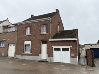 WONING MET 3 SLAAPKAMERS, INPANDIGE GARAGE, CENTRALE VERWARMING EN TUIN, IDEAAL GELEGEN MIDDEN IN HET CENTRUM VAN HEERS OP 4A 50CA