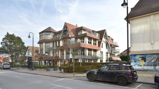Ruim gemeubeld appartement met 3 slaapkamers en dubbele garagebox hartje Zoute.Inkom met vestiaire en gastentoilet, ruime zonnige woonkamer uitgevend...