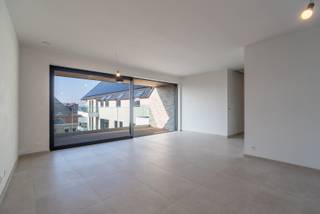 Ontdek deze 7 prachtig afgewerkte nieuwbouwappartementen op een toplocatie in het centrum van Avelgem. Elk appartement is instapklaar en afgewerkt met hoogwaardige materialen, zodat u geniet van maximaal wooncomfort. Deze moderne wooneenheden zijn uitgerust met de nieuwste technologieën, waaronder vloerverwarming voor optimaal comfort, een energiezuinige warmtepomp, een ventilatiesysteem D voor een gezond binnenklimaat en zonnepanelen voor een duurzame toekomst.<br /><br />Dankzij hun ligging en afwerking zijn deze appartementen niet alleen ideaal om zelf in te wonen, maar ook bijzonder interessant als investering. Met een indicatief rendement van 12,55%* bieden ze een uitstekende opportuniteit voor wie op zoek is naar een waardevaste en zorgeloze belegging. (*afhankelijk van uw persoonlijke situatie)<br />Wij nemen graag de tijd om u individueel advies te geven, zodat u precies weet welke mogelijkheden deze investering u kan bieden.<br /><br />Wonen in stijl én energiezuinig, of investeren met een aantrekkelijk rendement? Mis deze unieke kans niet en contacteer ons vandaag nog voor meer informatie of een bezoek.