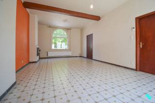 Deze te renoveren gesloten bebouwing met drie slaapkamers (vier mogelijk) beschikt over een bewoonbare oppervlakte van 163 m² (volgens EPC-attest)...