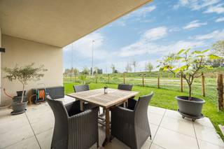 <p>In het gezellige Lier ligt dit gelijkvloerse<span> </span><strong>nieuwbouwappartement</strong><span> </span>met privatieve<span> </span><strong>tuin</strong><span> </span>en twee aangename (overdekte)<span> </span><strong>terrassen</strong>.<br /><br />Wat meteen opvalt is het licht. De leefruimte loopt door van de open keuken met kookeiland tot de zithoek, met over de volle breedte grote raampartijen die uitgeven op het terras en je eigen privatieve tuin.<br /><br /><strong>Indeling</strong>: inkomhal, lichtrijke leefruimte met open keuken, een wc, twee slaapkamers (met beide rechtstreekse toegang tot het overdekt terras), een volledig ingerichte badkamer met inloopdouche en een aparte technische berging met plaats voor wasmachine en droogkast. Bovendien heb je een extra berging, nét naast de voordeur van je appartement.<br /><br />De<span> </span><strong>ligging</strong><span> </span>is de tweede troef. Het station, de winkelstraten en het centrum van Lier liggen op wandelafstand, terwijl de Nete als groene ader zorgt voor wandel- en fietsroutes tot aan de deur.<br /><br />Enkele troeven op een rij:<br />-<span> </span><strong>BEN</strong>-woning<br />- Gelijkvloers met private tuin en overdekt terras (x2)<br />-<span> </span><strong>Vloerverwarming</strong><br />- Station en centrum van Lier op wandelafstand<br />- Extra<span> </span><strong>privatieve berging</strong><span> </span>(inbegrepen in de prijs)</p>
<p>Belangrijk: niet onder btw-stelsel, wel onder registratierechten.<span> </span><strong>Aankopen onder de verlaagde registratierechten van 2% is dus mogelijk.</strong><br /><br />Kortom, een gelijkvloers appartement met twee slaapkamers, een eigen tuin en twee terrassen, instapklaar en op wandelafstand van het centrum van Lier -<span> </span><strong>must visit.</strong><br /><br />Een bezichtiging kan je inplannen via jarno@groepvanhaute.be of 0492 83 88 19.</p>