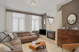 Op een centrale ligging te Bredene, nabij het shoppingcentrum en de spuikom bevindt zich deze gesloten woning met een bruikbare vloeroppervlakte van maar liefst 141 m². Dankzij de praktische indeling, drie slaapkamers en energiezuinige voorzieningen is dit een ideale gezins- of starterswoning.<br /><br />Op het gelijkvloers vindt u de inkomhal, een gezellige leefruimte met gascassette, een eetplaats en een volledig ingerichte keuken met oven, gasfornuis, dampkap, vaatwasser, koelkast en diepvries. De veranda met vernieuwde glaspanelen en Daikin-warmtepomp biedt toegang tot de onderhoudsvriendelijke buitenruimte met aanpalend ruime berging. <br /><br />De eerste verdieping omvat twee ruime slaapkamers en een badkamer met douchecabine, hangtoilet en lavabomeubel. Eén slaapkamer beschikt over een Daikin airco/warmtepomp. Op de tweede verdieping bevindt zich dan de ruime derde slaapkamer.<br /><br />De woning is voorzien van dubbele beglazing, zonnepanelen en verwarming via een gascassette en warmtepompen. Met een EPC-score van 328 kWh/m² en energielabel D geldt er geen renovatieverplichting!<br /><br />Een ruime woning met veel potentieel op een centrale ligging in Bredene!