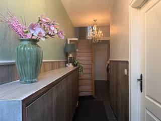 <p>Bent u op zoek naar een charmante woning met ruimte, comfort én een uitstekende ligging? Deze karaktervolle rijwoning in de Schoolstraat 6 bevindt zich in het hart van Meerhout, vlakbij de lagere school en met alle voorzieningen op wandelafstand. Ideaal voor wie geen tuinonderhoud wenst, maar toch de vrijheid van een eigen woning wil behouden zonder over te stappen naar een meergezinswoning.</p>
<p>U wordt verwelkomd in een stijlvolle inkomhal met een prachtige vloer en een authentieke trap die meteen de toon zet. De gezellige leefruimte met parketvloer straalt warmte en sfeer uit. Aansluitend vindt u de nagelnieuwe keuken, afgewerkt met zeer degelijke en kwaliteitsvolle materialen en voorzien van alle hedendaags comfort.</p>
<p>De badkamer is praktisch en comfortabel ingericht met een ligbad, een dubbele lavabo en een douche.</p>
<p>Buiten geniet u van een ruime koer/terras met een deels overdekte zone, ideaal om ook bij minder goed weer gezellig buiten te zitten.</p>
<p>Op de eerste verdieping bevindt zich een ruime wasplaats met toegang tot een aangenaam dakterras. Verder zijn er twee volwaardige slaapkamers met daartussen een ruime dressing. Via een vaste trap bereikt u de afgewerkte zolderverdieping, waar perfect een derde slaapkamer, bureau of hobbyruimte kan worden ingericht.</p>
<p>Extra troeven zijn de parkeermogelijkheid vlak voor de deur en de optie om een nabijgelegen garage (momenteel gehuurd door de eigenaar) over te nemen.</p>
<p>Troeven:</p>
<ul>
<li>Centrale ligging in Meerhout, vlakbij school en voorzieningen</li>
<li>Ideaal voor wie geen tuinonderhoud wenst</li>
<li>Karaktervolle inkomhal met authentieke elementen</li>
<li>Gezellige leefruimte met parket</li>
<li>Nagelnieuwe keuken met kwaliteitsvolle materialen</li>
<li>Badkamer met ligbad, douche en dubbele lavabo</li>
<li>Ruime koer/terras met overdekte zithoek</li>
<li>Dakterras op de eerste verdieping</li>
<li>2 slaapkamers + dressing + afgewerkte zolderkamer</li>
<li>Parkeermogelijkheid voor de deur</li>
<li>Mogelijkheid tot overname huur garage</li>
</ul>
<p>Interesse? Neem contact op voor een bezoek en ontdek zelf de charme, kwaliteit en praktische indeling van deze woning.</p>