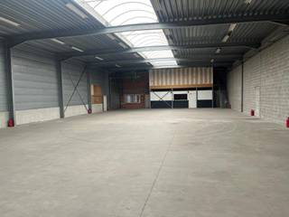 Magazijn van 620m² met 2 sectionale poorten met een aangenaam gelijkvloerse kantoorruimte van 139m².Deel oprij van +/- 200m² afgesloten voor extra...