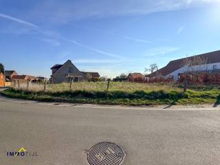 <p>Deze bouwgrond is gelegen in een rustige, landelijke omgeving te Lieferinge (Ninove) en beschikt over een <strong>positief stedenbouwkundig attest voor het bouwen van een open ééngezinswoning</strong> <span></span>.</p>
<p>Het perceel bevindt zich in <strong>woongebied met landelijk karakter</strong>, wat garant staat voor een aangename woonomgeving met een mooie mix van open ruimte en bebouwing.</p>
<p>De bouwmogelijkheden laten de realisatie toe van een open bebouwing die harmonieus aansluit bij de bestaande omgeving. Zowel een hellend dak (met een maximale kroonlijsthoogte van 6,2 m) als een plat dak (met een maximale bouwhoogte van 6,5 m) zijn toegestaan.<br /><br /></p>
Praktisch dient rekening gehouden te worden met het voorzien van parkeerplaats(en) op eigen terrein en een toegang tot het perceel langs één zijde (± 4,5 m breed). Daarnaast moet de aansluiting op de riolering gebeuren volgens het gescheiden stelsel en dient de hemelwaterafvoer te voldoen aan de geldende regelgeving.<br />
<p></p>
<p>Kortom, een <strong>uitstekende opportuniteit voor wie op zoek is naar een bouwgrond met potentieel</strong>, gelegen in een groene en rustige omgeving, met toch een vlotte bereikbaarheid naar Ninove en omliggende steden. Voor meer informatie kunt u contact opnemen via nadia@immotijl.be of 0486 79 73 19.</p>