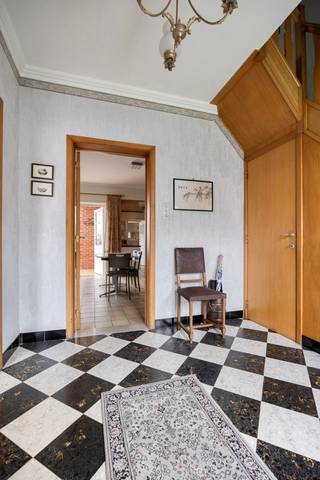 Deze halfopen woning combineert een uitstekende ligging met ruimte en potentieel. Gelegen vlak bij het centrum van Borgloon, maar met open velden als achterbuur, geniet je hier elke dag van rust, licht en privacy.<br /><br />Binnenin vind je een ruime leefruimte met airco, aansluitend op de keuken en veranda, waar het aangenaam vertoeven is met zicht op het groen. Achteraan beschikt de woning over een groot terras, een garage en een lange oprit met plaats voor meerdere wagens — comfortabel en praktisch in het dagelijkse leven.<br /><br />De woning is deels onderkelderd en biedt op de verdieping drie volwaardige slaapkamers (12,97 m² – 14,58 m² – 15,06 m²). Daarnaast is er een extra berging die perfect kan worden ingericht als tweede badkamer of wasruimte, én een zolder bereikbaar via de nachthal.<br /><br />Het dak is deels geïsoleerd en de spouwmuren volledig geïsoleerd. De woning heeft een EPC-label E, waardoor een renovatieverplichting van toepassing is. Dit maakt het pand bijzonder geschikt voor wie gericht wil renoveren en de woning volledig naar eigen smaak wil optimaliseren.<br /><br />Wens je meer info of wil je een bezichtiging inplannen contacteer dan Manu op:<br />📱 04 71 72 34 13<br />✉️ manu.maesen@living-stone.be