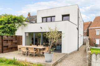 Dit moderne en volledig vernieuwde woonhuis op 365m2 in Gavere biedt u een perfecte combinatie van eigentijds design en praktische leefruimte. INTERIEUR EN PLATTEGRONDBij binnenkomst wordt u ontvangen in een ruime, lichte hal met praktische garderobe- en opslagoplossingen. De woning beschikt over drie slaapkamers, ideaal voor gezinnen of voor thuiswerking. De hoofdslaapkamer kan genieten van een dressingsruimte.De keuken is een hoogtepunt van deze woning. Met een moderne, volledig uitgeruste lay-out in wit met houten accenten, beschikt deze over een kookeiland, ingebouwde apparatuur inclusief oven en inductiekookplaat, en voldoende werkblad- en opslagruimte. De keuken opent naadloos uit naar de leefruimte, wat een open-concept leefstijl bevordert.De grote woon- en eetkamer is een lichte ruimte met houten vloeren. Deze ruimte biedt volop plaats voor beide functies en beschikt over grote raampartijen die uitzicht bieden op het terras en de tuin. De luxe badkamer beschikt over twee wasbakken, een modern bad, toilet en een inloopdouche.Er zijn reeds zonnepanelen aanwezig.EK ConformLOCATIEGelegen in Gavere, een charmante gemeente in Oost-Vlaanderen, combineert deze woning het beste van beide werelden: rust en natuur, met toch goede verbindingen naar steden als Gent. De buurt is rustig en residentieel, ideaal voor gezinnen die kwaliteit van leven zoeken.Dit is een uitstekende kans om een modern, duurzaam huis te bezitten dat volledig klaar is voor onmiddellijke bewoning.