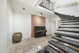 Midden in het hart van Brugge, op wandelafstand van de Markt en vlakbij het groene Sebrechtspark vinden we deze mooie en ruime woning met een bewoonbare oppervlakte van maar liefst 342 m². Hier combineert u de intimiteit van wonen in de stad, een snelle verbinding naar de ring en de luxe van rust en stilte.<br /><br />Al van bij het binnenkomen van deze uiterst smaakvol gerenoveerde woning voelt u de grandeur. Naast de inkomhal heb je links de inpandige garage en rechts een bureau. Voorbij de inkom is de majestueuze trap met messing accenten een echte blikvanger. Verder is er ook nog een slaapkamer met en-suite badkamer op het gelijkvloers. Vanuit deze kamer heeft u prachtig zicht op de zonnige stadstuin met tuinberging. De wasruimte maakt het comfort van het gelijkvloers compleet.<br /><br />Op het eerste verdiep vinden we naast de impressionante trappenhal ook een gastentoilet. Leven doet u in de zeer ruime en lichtrijke woonkamer met mooi parket waar een houthaard een duidelijke surplus aan gezelligheid brengt. De half-open keuken (met ontbijthoek) die van alle gangbare luxetoestellen werd voorzien biedt toegang tot een, voor de binnenstad zeldzaam, zeer zonnig terras (avondzon à volonté).<br />Het tweede verdiep biedt 2 zeer ruime slaapkamers, waarbij in de masterbedroom meer dan ruimte werd voorzien om een dressing te maken. De mooie badkamer, voorzien van zowel ligbad als inloopdouche, en een apart toilet op de hal zijn niet meer dan logisch in een woning van dit niveau.<br /><br />Helemaal in de nok van de woning is een grote zolder, toegankelijk via een valtrap.<br /><br />Troeven van deze prachtige woning: dankzij de grondige renovatie is dit huis perfect instapklaar, de ligging is al sinds mensenheugenis hoog aangeschreven, er is een inpandige garage en de binnenstad biedt een onverwachte rust en stilte.<br /><br />EPC C - geen vermelding in het maatregelenregister<br /><br />Neem zeker contact op met al uw vragen of om uw persoonlijke afspraak (7/7) vast te leggen: 0478 93 72 00 of maxime@maelsteen.be