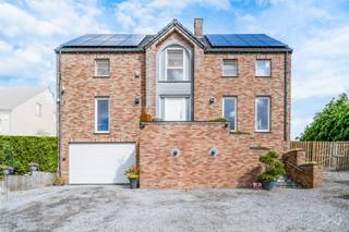 Contact agence : Informations et visites auprès de Thomas Pirquet 071 15 87 87
We Invest Charleroi a le plaisir de vous présenter cette magnifique propriété construite en 2008 dans une rue très calme et verdoyante de Courcelles !
La maison saura vous séduire par sa qualité ainsi que par ses volumes de vie ainsi que de verdures. A l'entrée, vous trouverez un bel espace parking avec car-port pouvant d'ores et déjà recevoir 2 voitures ainsi qu'un accès au garage de près de 100m². Au premier étage, vous trouverez un joli hall d'entrée reprenant le bureau ou première chambre, un wc séparé ainsi que le spacieux et joli salon-salle à manger-cuisine avec vue sur le magnifique jardin. Vous trouverez également une belle cuisine totalement équipée. A l'étage, vous bénéficierez d'un joli hall de nuit pratique reprenant d'un coté 3 chambres, une salle de bains à parachever, un dressing et également la suite parentale bien composé d'une chambre-salle-de-bains et dressing. Revenons une nouvelle fois au garage, il est composé d'un espace parking, un atelier et l'espace chaufferie. A l'extérieur, vous trouverez une splendide parcelle sur près de 25 ares avec vue sur les champs !
Informations techniques
PEB A
24 Panneaux photvoltaiques
Chauffage central au mazout
La maison de vos rêves ? N'attendez pas pour visiter ! Son prix : faire offre à partir de 597.000€ sous réserves d'acceptation par les propriétaires. Plus d'informations et visites au 071/15.87.87 ou par mail à l'adresse thomas.pirquet@weinvest.be.