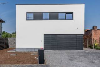 Prachtige en moderne lichtrijke woning in doodlopende straat.<br /><br />Bent u op zoek naar een moderne lichtrijke woning in een doodlopende straat? Dan is deze woning iets voor u. Met de vele grote raampartijen kan u genieten van veel natuurlijke lichtinval, wat zowel voor in te leven als voor in te werken als aangenaam wordt ervaren. Ook de leuke en tijdloze keuzes in afwerking zijn hier zeker het vermelden waard, zoals de volledig ingerichte werkruimte, moderne keuken met eiland en de glazendeur tussen inkomhal en leefruimte. Ook de westgerichte tuin met gekoppeld terras aan de leefruimte is een topper!<br /><br />Indeling gelijkvloers: inkomhal, gastentoilet, werkruimte, open leefruimte met connectie naar keuken en tuin, volledig geïnstalleerde keuken met eiland, berging, doucheruimte en garage.<br />Indeling verdieping: hoofdslaapkamer met dressing, slaapkamer 2, slaapkamer 3, apart nachttoilet, badkamer (nog in te richten) en wasplaats.<br /><br />Op vlak van ligging zitten we hier in een rustige doodlopende straat, met fiets- en wandelpaden in de directe omgeving en een vlotte verbinding naar omliggende gemeenten en de E313.<br /><br />Troeven:<br />- Moderne lichtrijke woning<br />- EPC-label B (119 kWh/(m²/jaar))<br />- Vloerverwarming<br />- Airco<br />- Steentapijt<br />- Inpandige garage met automatische poort<br />- Ligging in een rustige doodlopende straat<br /><br />Bent u geïnteresseerd in deze eigendom en wenst u een bezoek? Bel ons op het nummer 013 66 62 08 en wij helpen u graag verder.<br /><br />*de AI renders in de advertentie zijn louter ter illustratie