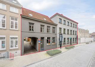 Op een strategische en vlot bereikbare locatie in Brugge bevindt zich dit polyvalent en instapklaar kantoorgebouw met een totale oppervlakte van 1.030 m² dat een combinatie biedt van kantoor-, onthaal- en stockageruimte op een terrein van 830 m².<br /><br />Het kantoorgebouw omvat een ruime onthaalzone, diverse afzonderlijke burelen, meerdere vergaderzalen, een kitchenette, sanitair, technische ruimte, refter en wasruimte. De afwerking bestaat onder meer uit polybetonvloeren, plafondtegels met geïntegreerde verlichting en centrale verwarming; bovendien zijn alle technische keuringen volledig in orde. De gemetste stockageruimte van +/- 120 m² is voorzien van een sectionale poort, toegangsdeur met raampartij en afgewerkt met een polybetonvloer.<br /><br />Het terrein rond het gebouw is grotendeels verhard en biedt parkeermogelijkheden, beschikt over een recht van doorgang naar het achtergelegen perceel en wordt verrijkt met een binnentuin. Dit veelzijdige gebouw vormt een uitstekende opportuniteit voor bedrijven die op zoek zijn naar een efficiënte, professionele uitvalsbasis in het hart van Brugge of een toplocatie voor reconversie/ontwikkeling. <br /><br />Contacteer PANORAMA B2B voor bijkomende inlichtingen, plannen of een vrijblijvend plaatsbezoek 0476 215 115.