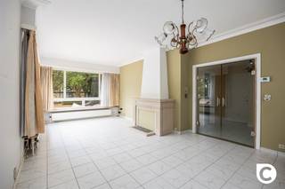 <p><span>Dit fijne gelijkvloerse appartement van 74m² is gelegen in Wilrijk en biedt een ideale combinatie van ruimte en functionaliteit. Gelegen in een groene en rustige woonbuurt met goede verbindingen naar omliggende invalswegen, openbaar vervoer en lokale winkels en andere voorzieningen.</span></p><p><span> </span></p><p><span>We komen het appartement binnen via een ruime inkomhal die alle kamers met elkaar verbindt. De ingebouwde vestiairekast biedt een praktische oplossing om jassen op te bergen. In de hal is tevens een apart toilet te vinden.</span></p><p><span> </span></p><p><span>De woonkamer geniet van een aangename lichtinval dankzij de grote raampartijen. De ruimte is voldoende groot voor een grote eettafel en een comfortabel salon. Een statige sierschouw vervolledigd het geheel. De overvloedige lichtinval maakt dit ruime vertrek een ideale plek om te ontspannen en te leven.</span></p><p><span> </span></p><p><span>De keuken is functioneel ingericht met een gasvuur, gootsteen en verschillende kasten. Kortom een praktische keuken voor dagelijks gebruik.</span></p><p><span> </span></p><p><span>Er is een volwaardige slaapkamer aanwezig die werd aangekleed met een nette laminaatvloer. De ruimte biedt voldoende plaats voor een dubbel bed en grote kast.</span></p><p><span> </span></p><p><span>De badkamer werd kortgeleden gerenoveerd en beschikt over een ruime inloopdouche, lavabo en handdoekradiator. Er werd gekozen voor een afwerking met verzorgde tegels die onderhoudsvriendelijk zijn en het geheel een moderne uitstraling geven.</span></p><p><span> </span></p><p><span>Het appartement beschikt tevens over een kelderberging en garage. Deze laatste is onder het gebouw, aan de zijkant terug te vinden.</span></p><p><span> </span></p><p><span>Troeven</span></p><p><span> </span></p><ul><li><span>Centrale ligging</span></li><li><span>Vernieuwde badkamer</span></li><li><span>Kleinschalig gebouw</span></li><li><span>Beperkte gemeenschappelijke kosten</span></li><li><span>Inclusief garage</span></li></ul><p><span> </span></p>