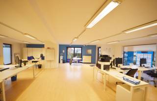 Top gelegen commercieel gelijkvloers, showroom of kantoor met een opp. van ca. 240 m². Grote troef is de passage, zichtbaarheid (tevens...