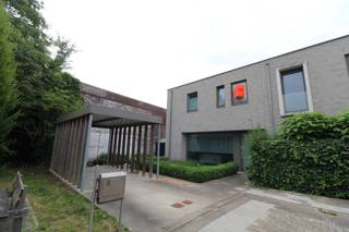 Recente woning op uitstekende ligging te Heule.In een doodlopende straat vinden we deze afgewerkte halfopen nieuwbouwwoning terug.De woning is...