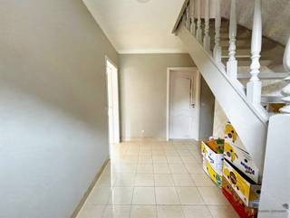 <p><span>Bent u op zoek naar een ruime gezinswoning met tal van mogelijkheden op een centrale ligging? Dan is deze halfopen bebouwing in Hamme zeker een bezoek waard!<br />Deze verrassend ruime woning biedt heel wat leefruimte en beschikt over maar liefst 5 slaapkamers, een inpandige garage en een aangename tuin. <br />Dankzij de praktische indeling en de royale ruimtes is dit de ideale woning voor grote gezinnen of voor wie op zoek is naar extra ruimte voor een bureau, hobbykamer of thuiswerkplek.<br /><br />Bij het betreden van de woning komt u terecht in de inkomhal met trap naar de bovenverdieping. De ruime en lichtrijke leefruimte, voorzien van een gezellige pelletkachel, biedt voldoende plaats voor een comfortabele zithoek en eetruimte en zicht op de ruime tuin. Aansluitend bevindt zich de ingerichte keuken en nog een aparte berging. Buiten geniet u van een aangename tuin met terras, waar u in alle rust kunt ontspannen. De inpandige garage zorgt bovendien voor extra comfort en praktische bergruimte.<br /><br />Op de bovenverdieping bevinden zich 4 volwaardige slaapkamers en een ruime badkamer, uitgerust met een ligbad, toilet en wastafels. Er is ook een zolderruimte die je via een zolderluik kan betreden.<br />Er is 1 slaapkamer op het gelijkvloers. <br /><br />De woning is centraal gelegen in Hamme, met winkels, scholen, openbaar vervoer en andere voorzieningen in de nabije omgeving.</span></p><p><span>Met een EPC-label F biedt deze woning bovendien interessante mogelijkheden om ze energetisch te renoveren en volledig naar eigen smaak en hedendaagse normen in te richten.</span></p><h3><span>Troeven van deze woning</span></h3><ul><li><span>Ruime halfopen bebouwing</span></li><li><span>5 slaapkamers</span></li><li><span>Ingerichte keuken</span></li><li><span>grote badkamer</span></li><li><span>Inpandige garage</span></li><li><span>Aangename tuin met terras</span></li></ul><p><span>Een woning met ruimte, karakter en mogelijkheden! Ideaal voor wie op zoek is naar een ruime gezinswoning en er met de nodige renovatiewerken een echte thuis van wil maken.</span></p><p><span>Interesse? Contacteer ons vandaag nog en ontdek zelf de mogelijkheden tijdens een bezoek!</span></p>