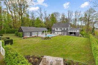 Deze charmante villa (Mi Casa) is gelegen op een perceel van 28 are in het gerenommeerde Bois de Strihoux. De nabijheid van Golf Club Enghien, het centrum van Edingen en de E429 gelden als extra troef. <br /><br />De woning opgebouwd in 2007, heeft een bewoonbare oppervlakte van 320 m² en is als volgt ingedeeld:<br /><br />0: inkomhal met gastentoilet en vestiaire, woonkamer met open haard, eetkamer, open leefkeuken met eethoek uitgerust met Miele toestellen en wasberging, technische ruimte, en overdekt terras.<br /><br />+1: twee slaapkamers met douchekamer, apart toilet, master bedroom met terras, dressing en badkamer ensuite.<br /><br />+2: twee slaapkamers, op heden gebruikt als bureel.<br /><br />Verder is er een poolhouse met kitchenette, polyvalente ruimte, een douchekamer en een slaapgelegenheid op de mezzanine. Daarenboven is er nog een dubbele carport met fietsenberging. <br /><br />Kortom een energiezuinige woning op een prachtig aangelegd perceel van 2.857 m² met verschillende zonneterrassen, een petanquebaan en een verwarmd zwembad, en dit op een residentiële toplocatie.