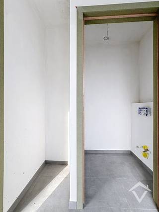 Deze nieuwbouwwoning is gelegen in het centrum van Koekelare en bestaat uit: oprit met carport - inkomhal - toilet - living - keuken - wasplaats - berging - nachthal - 3 slaapkamers - badkamer - toilet - terras - tuin. <br /><br />Troeven van deze woning: <br />- 10 zonnepanelen aanwezig <br />- energiezuinig <br /><br />EPC: woning in aanbouw. Vrij 1/10/2026. Huurprijs 1175 €/mnd.