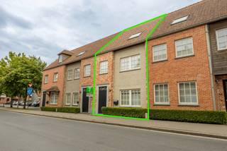 Centraal gelegen in het rustige Heestert bevindt zich deze prachtige gezinswoning in karaktervolle pastoriestijl. De woning heet ons welkom via de inkomhal met gastentoilet. De aangename en lichtrijke woonkamer met een open en volledig uitgeruste keuken sluit naadloos aan. Beide hebben een aangenaam uitzicht op de zuidwestgerichte tuin, dé ideale plek om te genieten van rust en zon. De tuin is achteraan bovendien toegankelijk via de ruime garage, wat eveneens handig is als bergplaats voor de fietsen. Op de eerste verdieping vinden we een nachthal, 3 volwaardige slaapkamers en een ruime badkamer met ligbad, inloopdouche, lavabomeubel en een tweede toilet. Er is eveneens mogelijkheid om een vierde slaapkamer te creëren onder het dak mits het plaatsen van een vaste trap. Tot slot is de elektriciteit conform en presteert de woning energetisch, EPC B ook zeer sterk! Op zoek naar een instapklare topper met karakter en comfort? Neem vandaag nog contact op voor een bezichtiging op het nummer 056 75 76 79!