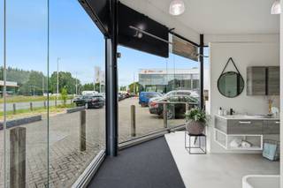 <p>Bien commercial / showroom d'env. 900 m² situé à un emplacement très visible, facilement accessible via la N41. Convient à toute activité commerciale, de salle d'exposition, de distribution ou de services tournée vers le public.</p>
<p><strong>Aménagement</strong></p>
<ul>
<li>Showroom de 306 m²</li>
<li>Espace bureau/polyvalent attenant de 264 m² avec climatisation</li>
<li>Entrepôt de 330 m² avec porte sectionnelle</li>
<li>14 places de parking privatives</li>
</ul>
<p><strong>Atouts</strong></p>
<ul>
<li>Excellent emplacement de visibilité — une véritable vitrine commerciale</li>
<li>Accès aisé via la N41 (liaison Saint-Nicolas–Alost) avec raccordement à l'E17</li>
</ul>
<p><strong>Disponibilité:</strong> en concertation avec les locataires actuels.</p>