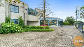 KALKEN - Dit handelspand van 440m² met spatieus appartement bevindt zich op een AA locatie.Uw zaak kan hier niet ongezien gepasseerd worden, er is...