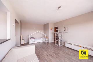 <p><span>Lichtrijk 1-slaapkamerappartement met groot terras op de 12e verdieping! </span></p><p><span>Bent u op zoek naar een praktisch ingedeeld appartement op een fantastische hoogte? Dit gezellige 1-slaapkamerappartement van ca. 60 m² bevindt zich op de 12e én bovenste verdieping van een verzorgd gebouw met lift. Dankzij de hoge ligging geniet u hier van een heerlijke lichtinval en een vrij, panoramisch uitzicht over de omgeving. Met vernieuwde ramen (2023), een gunstig EPC B-label en een oplevering per 31 december, biedt dit pand een uitstekende basis voor een fijne eigen thuis of een slimme vastgoedinvestering!</span></p><p><span> </span></p><p><span>Leefruimte & Halfopen keuken</span></p><p><span>Bij binnenkomst stapt u in een ruime en lichtrijke leefruimte waar het aangenaam vertoeven is. De muur naar de keuken werd opengemaakt, wat zorgt voor een fijn, open gevoel en een vloeiende verbinding tussen koken en wonen. De halfopen keuken is functioneel ingericht en uitgerust met de nodige basisvoorzieningen, waaronder een elektrisch kookvuur, dampkap, oven, ijskast en diepvriezer.</span></p><p><span> </span></p><p><span>Slaapkamer & Badkamer</span></p><p><span>Het appartement beschikt over een rustige, volwaardige slaapkamer. De badkamer is praktisch ingericht en voorzien van een comfortabele douche en een lavabomeubel. In de hal bevindt zich bovendien een apart toilet.</span></p><p><span> </span></p><p><span>Riant terras (15 m²) & Kelder</span></p><p><span>Een absolute troef van de woning is het ruime terras van maar liefst ca. 15 m². Hier kan u genieten van de frisse lucht en het uitzicht op hoogte. Inbegrepen in de prijs is een private kelderberging voor extra opbergruimte.</span></p><p><span> </span></p><p><span>De highlights op een rij:</span></p><p><span>- Topverdieping (12e): Bovenste verdieping met een heerlijk vrij uitzicht en veel lichtinval.</span></p><p><span>- Energiezuinig: Gunstig EPC B-label én ramen recent vernieuwd in 2023.</span></p><p><span>- Riant terras: Maar liefst ca. 15 m² buitenruimte om volop van de hoogte te genieten.</span></p><p><span>- Ruimtelijke indeling: Ca. 60 m² bewoonbare oppervlakte met halfopen keuken.</span></p><p><span>- Praktisch: Aparte kelderberging inbegrepen.</span></p><p><span>- Beschikbaarheid: Vrij van oplevering per 31/12/2026.</span></p><p><span> </span></p><p><span>Kortom: een betaalbaar en comfortabel appartement op een fijne hoogte met uitstekende troeven. Neem snel contact op voor meer informatie of een bezoek!</span></p>
