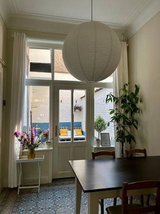 Bent u op zoek naar een appartement met karakter in het hartje van Leuven? Dan is dit een echte aanrader!<br />Het appartement, gelegen op het gelijkvloers, omvat één slaapkamer aan de voorzijde, een leefruimte, een eetplaats, een keuken, een badkamer, een binnenkoer en een apart toilet. In de berging, bereikbaar via de keuken, vinden we de wasmachine en frigo met diepvriezer terug.<br /><br /><br />De volledige herenwoning is recent opgefrist, waarbij veel aandacht is besteed aan de authentieke elementen. Zo is de originele houten vloer onder handen genomen en straalt deze opnieuw warmte en gezelligheid uit. Daarnaast werden alle ramen vernieuwd met vacuüm glas, wat zorgt voor een betere isolatie waarde.<br /><br />Gelegen tussen het Ladeuzeplein en de Bondgenotenlaan, woon je in het hartje van centrum Leuven met alle bijhorende faciliteiten binnen wandelafstand. Ook de verbinding met het openbaar vervoer en de ring rond Leuven van waarop je vlot toegang hebt tot de E40 en de E314 zijn optimaal.<br /><br />Dit appartement is beschikbaar vanaf <strong>01/12</strong> en wordt verhuurd aan een huurprijs van €<strong> 1160 +</strong> € <strong>105 provisie</strong> voor het <strong>verbruik en onderhoud gemeenschappelijke delen</strong> en het <strong>verbruik van het privatieve water</strong>.<br /><br />Interesse in een bezoek ter plaatse? Aarzel dan zeker niet om een bezoek in te plannen door op "bezoekmoment kiezen" te klikken.