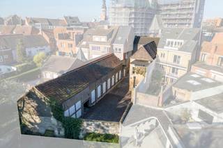Dans le centre animé d'Eeklo, vous trouverez cette exceptionnelle maison de ville à rénover, pleine de caractère et de charme. Avec pas moins de 5 chambres spacieuses, de hauts plafonds et une abondance d'éléments authentiques, c'est une propriété qui capte immédiatement l'imagination.<br />Cette maison seigneuriale offre une abondance d'espace et de possibilités - idéal pour ceux qui recherchent un projet de rénovation unique avec de l'âme. Profitez d'un agréable jardin intérieur, rare havre de paix en pleine ville, ainsi que d'un grand entrepôt qui pourrait parfaitement servir de studio, de salle de répétition ou même d'espace de vie supplémentaire.<br />Les caractéristiques en un coup d'œil :<br />- Situation privilégiée dans le centre d'Eeklo<br />- 5 chambres spacieuses<br />- Éléments authentiques tels que moulures, cheminée, sols d'origine et hauts plafonds<br />- Jardin intérieur ensoleillé<br />- Grand entrepôt arrière de 122m² + grenier aménageable<br />- Possibilités infinies : maison familiale, vie de kangourou, co-habitation, cabinet/bureau à domicile, chambre d'hôtes, ...<br />Une opportunité unique pour ceux qui rêvent de vivre, de travailler ou d'investir dans un cadre de caractère et d'histoire. Laissez-vous inspirer et découvrez les nombreuses possibilités qu'offre cette propriété exceptionnelle.<br />Contactez-nous dès aujourd'hui pour plus d'informations ou pour une visite sur place au 0470/79 66 20 ou par courriel à nele@cornelis-partners.be.