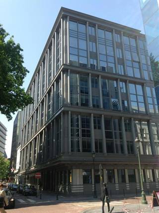 Het gebouw is gelegen in het Europese district, vlakbij het koninklijk paleis en het Warandepark. Gemakkelijk bereikbaar met het openbaar...