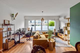 Bent u op zoek naar een gezellig gelijkvloers appartement met een verrassend ruime tuin? Dan is dit appartement in de Sint-Fredegandusstraat te Deurne zeker een bezoek waard!<br />Het appartement is gelegen in een rustige woonstraat in Deurne, met een goede verbinding naar het centrum van Antwerpen en de omliggende gemeenten. Openbaar vervoer, winkels, supermarkten, scholen en verschillende groene parken bevinden zich in de nabije omgeving. Dankzij de combinatie van een rustige ligging en een vlotte bereikbaarheid is dit een aangename locatie om te wonen.<br /><br />Bovendien is dit appartement door zijn gelijkvloerse ligging, één slaapkamer en ruime tuin bijzonder interessant voor starters, alleenstaanden of koppels die op zoek zijn naar hun eerste eigen woonst. Ook voor investeerders vormt het een interessante opportuniteit.<br /><br />U betreedt het appartement via de centrale inkomhal, die toegang geeft tot de verschillende ruimtes. Vervolgens komt u in de gezellige en lichtrijke leefruimte.<br />De keuken beschikt over heel wat kastruimte en is uitgerust met een Bosch-vaatwasser, spoelbak met verlek, keramische kookplaat, oven, koelkast en diepvriezer. Vanuit de keuken heeft u rechtstreeks toegang tot de absolute troef van het appartement: de gezellige tuin met overdekt terras van ca. 70 m². Een heerlijke buitenruimte waar u in alle rust kunt genieten van de zon, gezellig kunt tafelen of vrienden en familie kunt uitnodigen voor een barbecue.<br /><br />Het appartement beschikt verder over een ruime slaapkamer van ca. 15 m². Dankzij het grote schuifraam geniet de slaapkamer van veel natuurlijk licht en heeft u ook van hieruit rechtstreeks toegang tot de tuin.<br /><br />De badkamer is praktisch ingericht en voorzien van een inloopdouche en lavabomeubel.<br />Tot slot beschikt het appartement over een privatieve kelderberging, ideaal voor het opbergen van fietsen, voorraad of andere spullen.<br /><br />Troeven<br />+ Gelijkvloers appartement<br />+ Ruime en gezellige tuin van ca. 70 m²<br />+ Overdekt terras<br />+ Ruime slaapkamer van ca. 15 m²<br />+ Rechtstreekse toegang tot de tuin vanuit keuken én slaapkamer<br />+ Rustige woonstraat<br />+ Goede bereikbaarheid en openbaar vervoer in de buurt<br />+ Groene omgeving met parken nabij<br />+ Privatieve kelderberging<br />+ Ideaal voor starters<br />+ Interessante opportuniteit voor investeerders<br /><br />Interesse in dit gezellige gelijkvloers appartement met tuin? Neem contact op met VB Vastgoed via 03 337 50 70 of info@vbvastgoed.be voor meer informatie of een bezichtiging.
