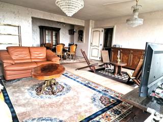 Ontdek dit ruime en lichtrijke appartement op de 12de verdieping, waar je geniet van een prachtig panoramisch zicht over Aalst en de groene...