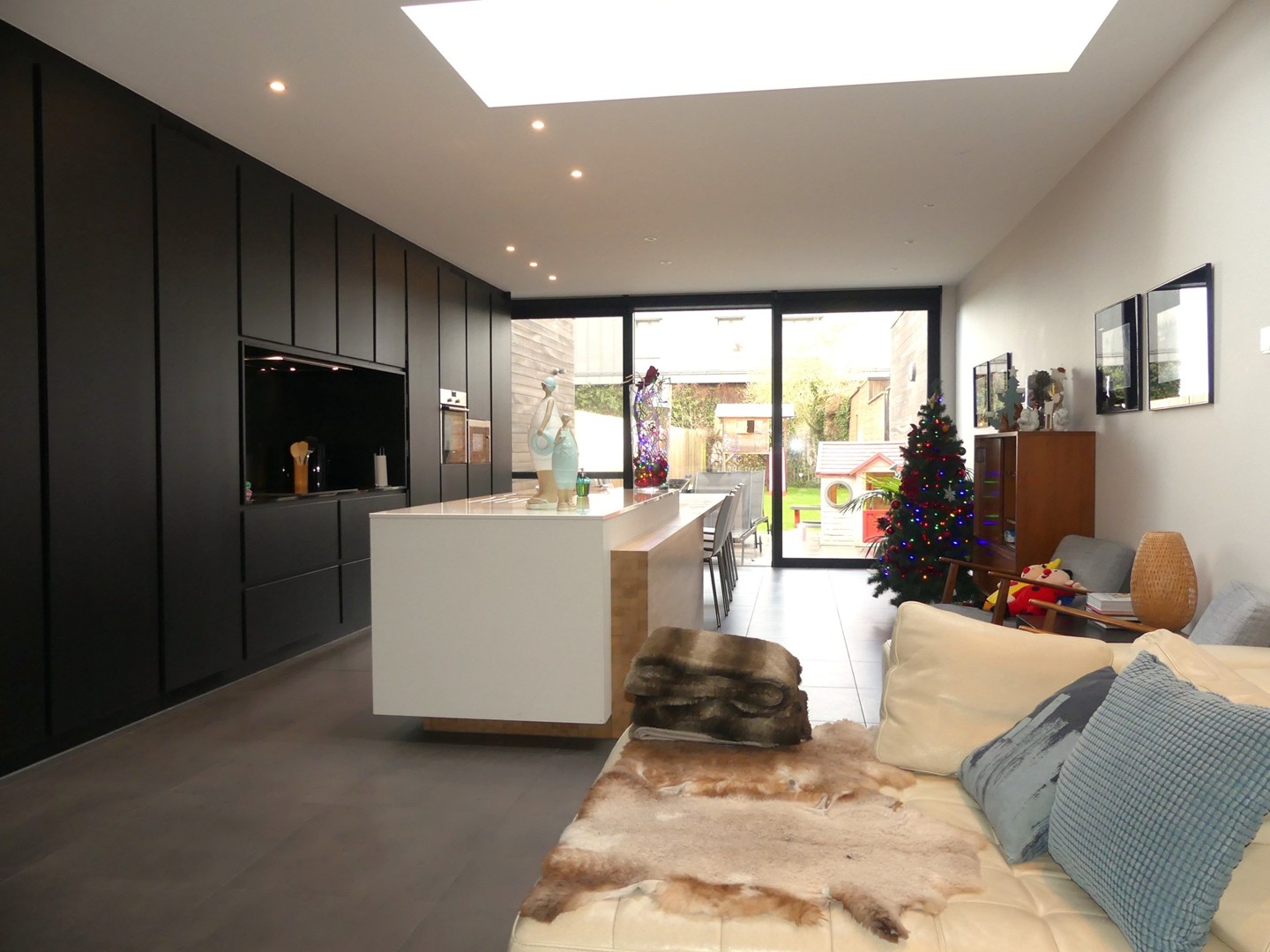 Modern ingerichte en ruime woning met garage en tuin - foto 2