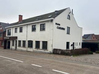Dit onroerend goed omvat een perceel grond met een totale oppervlakte van ca 1.853 m².Op deze grond is een feestzaal met appartement gebouwd, gekend...